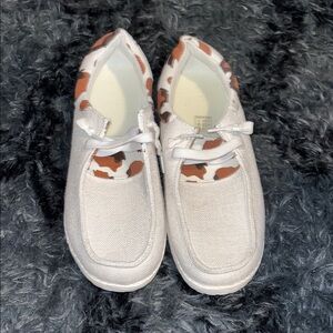 Elegant Women's Cream and Brown Loafers
